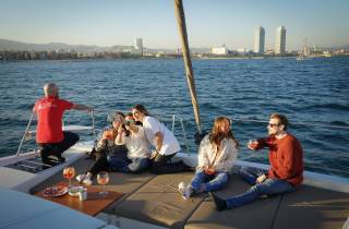 Barcelona: 2-3-4 Stunden Segeln auf einem privaten Katamaran für bis zu 32 Gäste