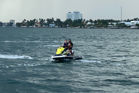 Miami : location de jet ski Sunny Isles depuis la plageLocation de jet ski pour 2 personnes avec paiement d'essence en espèces