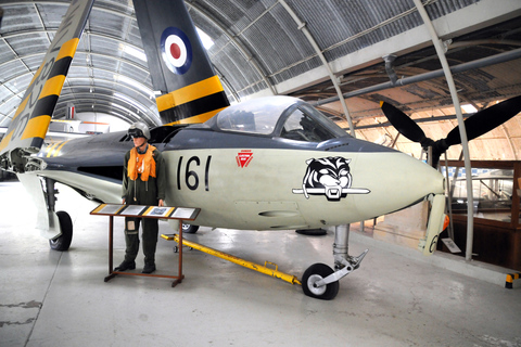 Visite en bus de Malte au musée de l'aviation, à l'église de Mosta et aux abrisMalte: excursion guidée d'une journée en bus maltais vers Ta 'Qali et Mosta