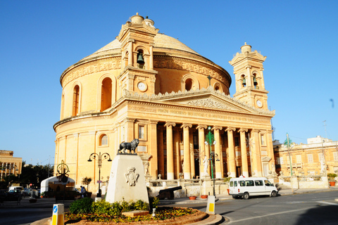 Visite en bus de Malte au musée de l'aviation, à l'église de Mosta et aux abrisMalte: excursion guidée d'une journée en bus maltais vers Ta 'Qali et Mosta