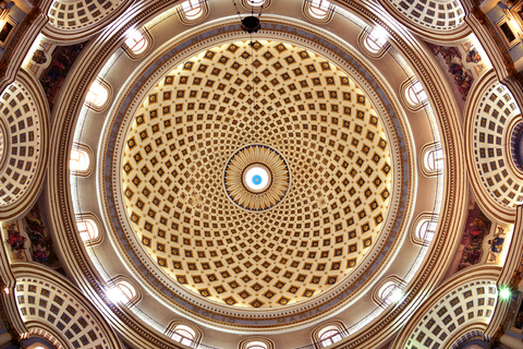 Malta Bustour zum Luftfahrtmuseum, zur Kirche von Mosta und zu den UnterkünftenMalta: Malteser Bus nach Ta' Qali & Mosta Geführter Tagesausflug