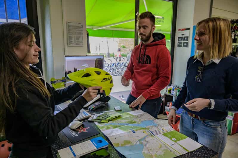 Basso Garda: Noleggio Bici e Pista Ciclabile Peschiera-Mantova |  GetYourGuide