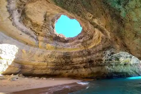Portimão: Passeio de Barco Privado às Grutas de Benagil