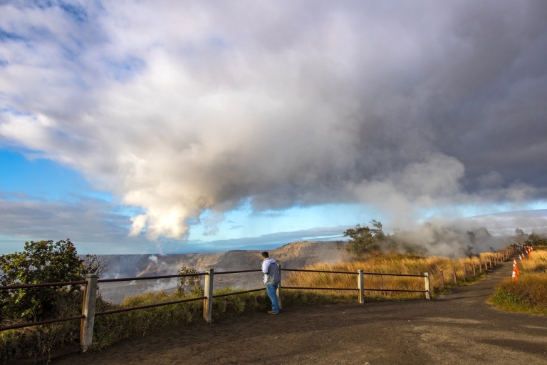 Zonsopgangwandeling met lava bekijken