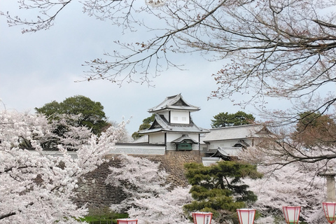 Kanazawa: Historical Walking Tour with Kenrokuen Ticket