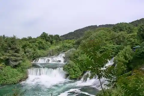 De Split: Visita as cascatas de Krka e Šibenik com almoço