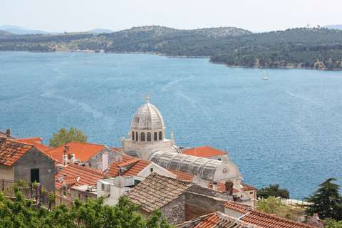 De Split: Visita as cascatas de Krka e Šibenik com almoçoDe Split: Cachoeiras Krka e excursão Šibenik com almoço