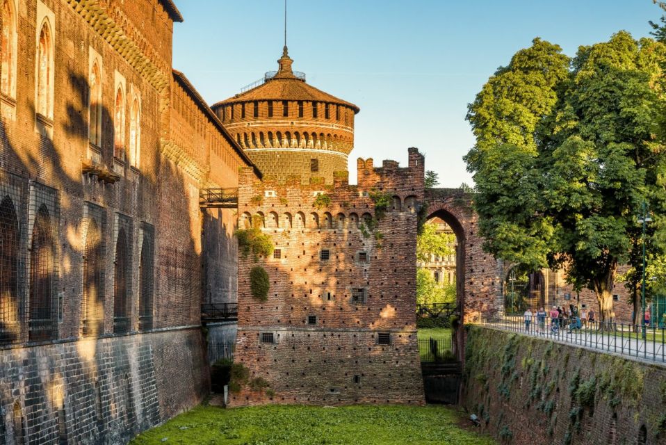 Visite o Castello Sforzesco, também chamado Castelo Sforza de Milão