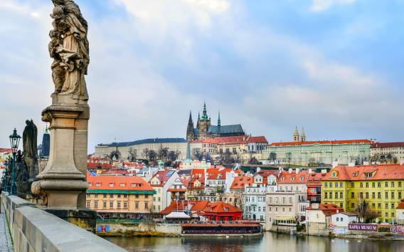 Prag: Geführte Stadtbesichtigungstour zu Fuß und mit dem Bus