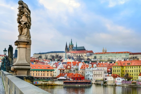 Praga: visita turística guiada por la ciudad a pie y en autobúsgira en español
