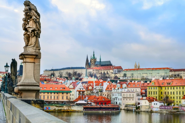Prague: Guided City Sightseeing Tour on Foot and by Bus Tour in Italian