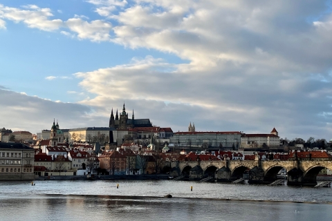 Praga: visita turística guiada por la ciudad a pie y en autobúsgira en español