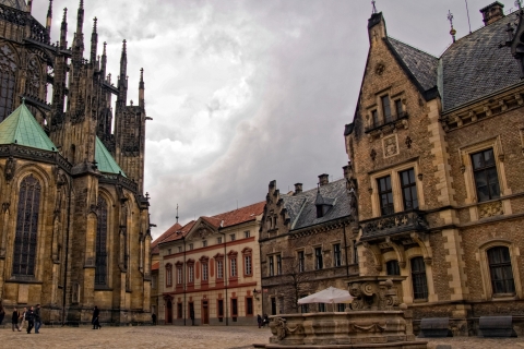 Praga: visita turística guiada por la ciudad a pie y en autobúsTour en francés