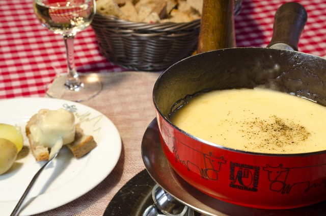 Visit Zurich Sightseeing and Gourmet Tour with Cheese Fondue in Zurich