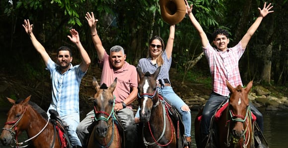 La Fortuna: Horseback Riding Tour with River Crossing