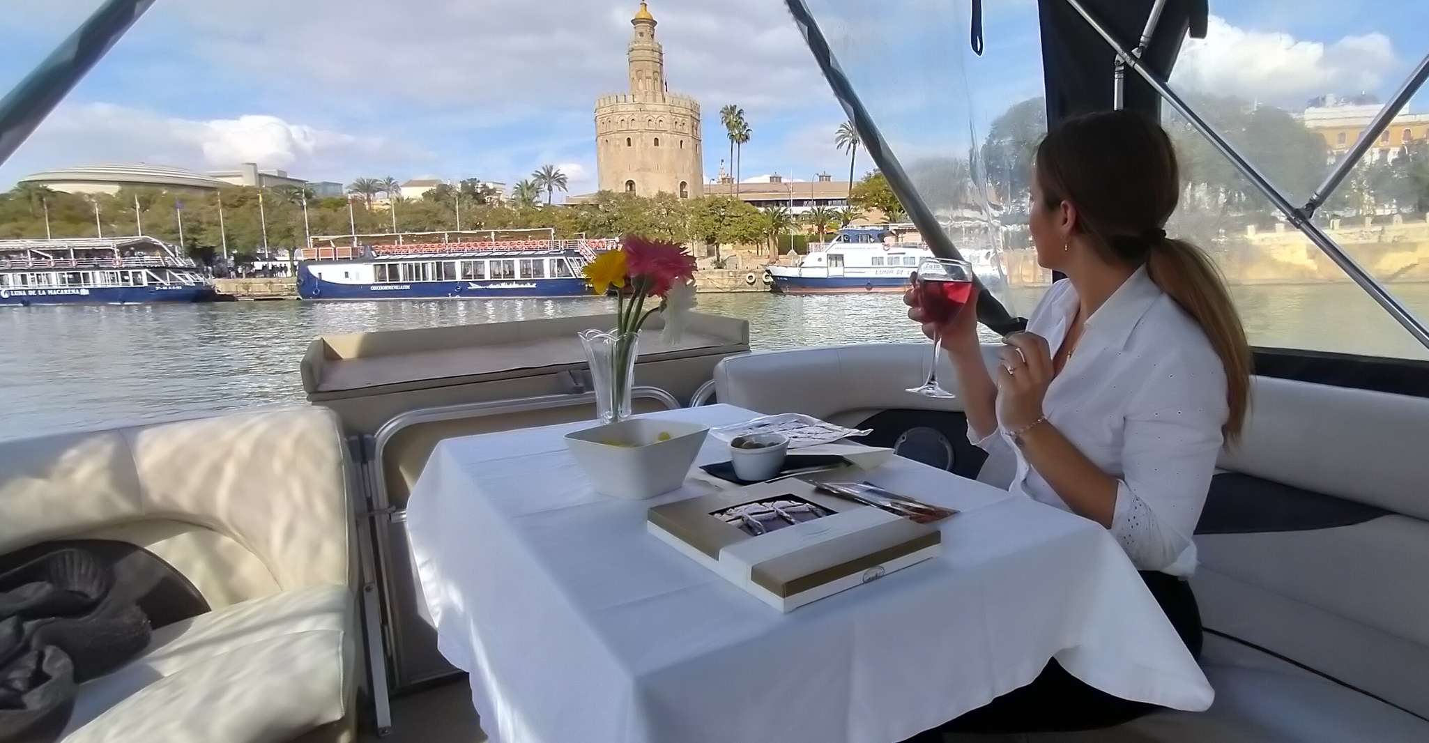 Seville, Exclusive River Boat Tour with Tapas