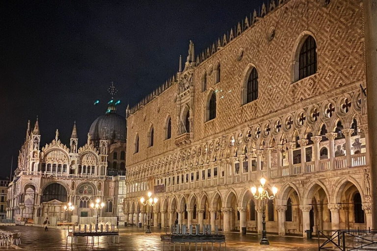 Venezia: Tour guidato a piedi di notte e Basilica di San MarcoVenezia: tour guidato notturno a piedi e Basilica di San Marco