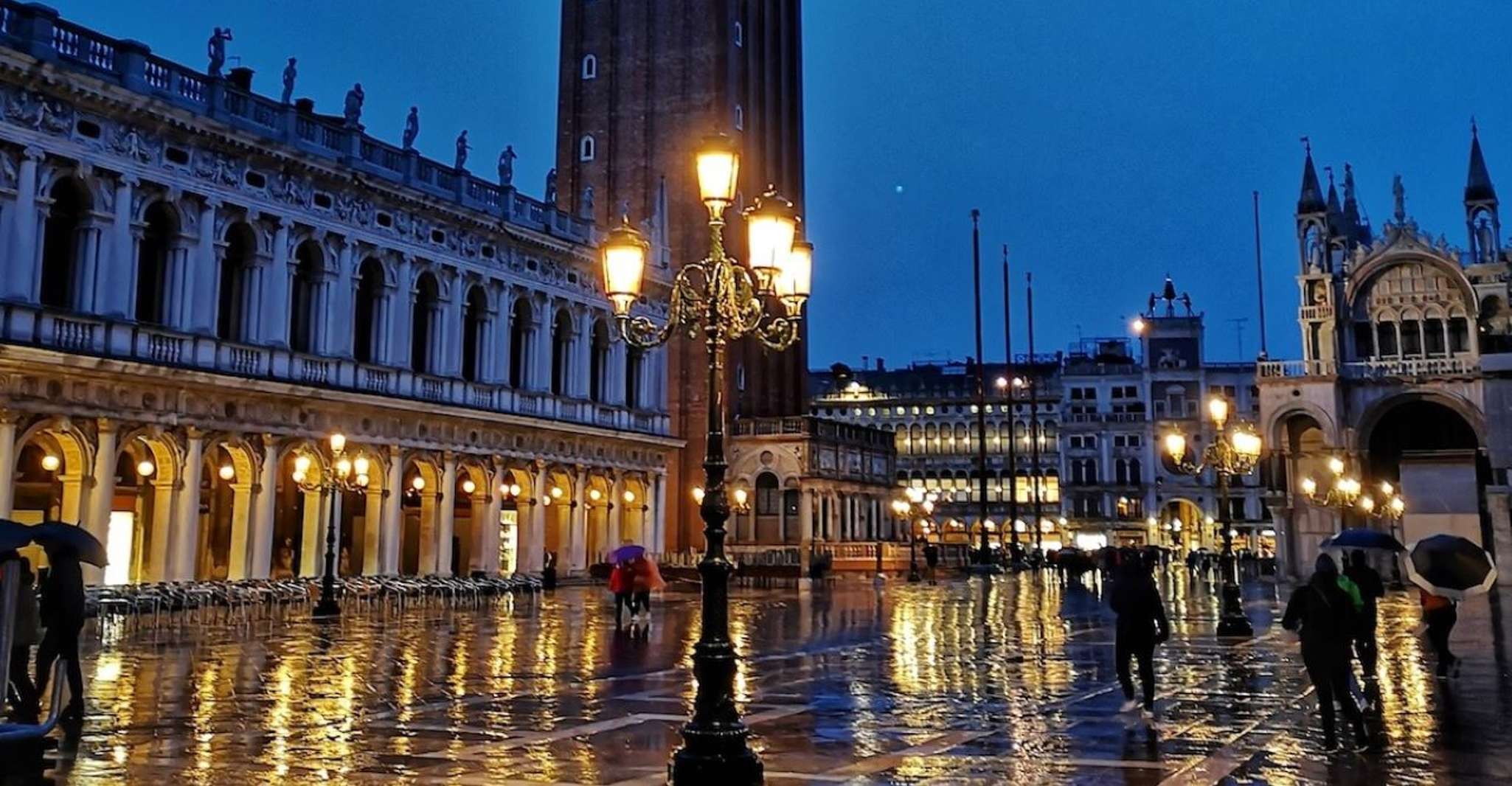 Venice, Guided Night Walking Tour & Saint Mark's Basilica - Hizvo