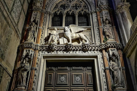 Venezia: Tour guidato a piedi di notte e Basilica di San MarcoVenezia: tour guidato notturno a piedi e Basilica di San Marco