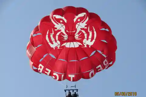 Malta: Go & Fun Parasailing med gratis foton och videor