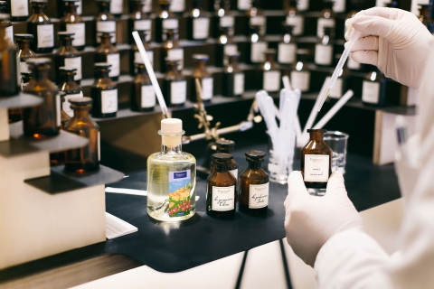 Paryż: Warsztaty tworzenia perfum i wycieczka z przewodnikiem po muzeum perfum