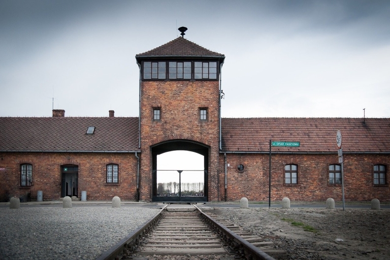 Von Krakau aus: Geführter Ausflug zum Salzbergwerk Wieliczka und Auschwitz12-Stunden-Tour mit 30 Gästen