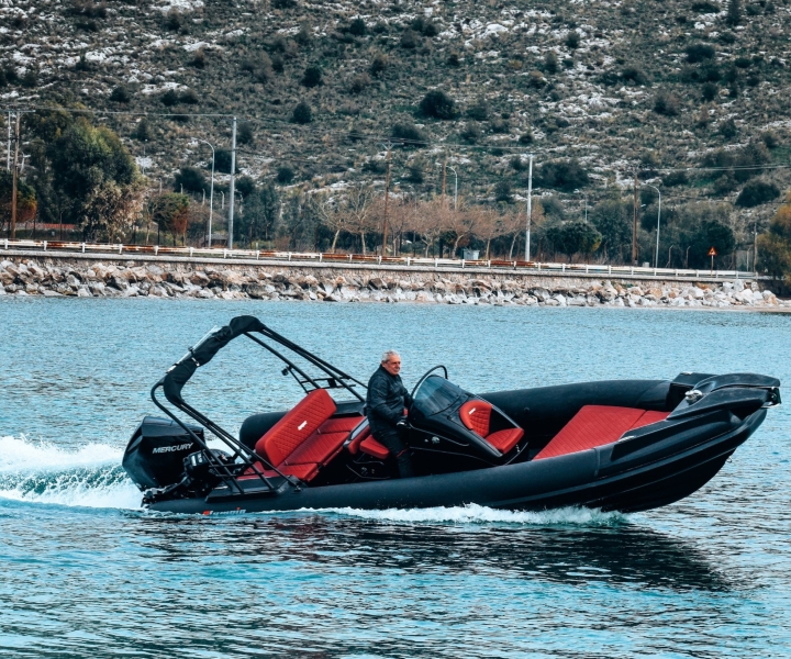Santorini: Private Axopar 28 Cruise with Meal & Drinks