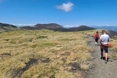 Sicilia: tour in jeep dell'Etna 4x4 con grotte di lava e foreste