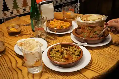 Granada: Traditionel tapas og vinudflugt