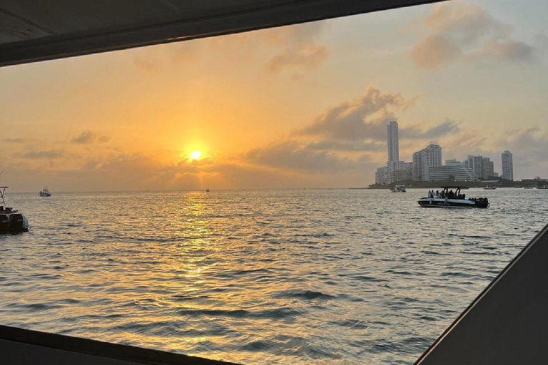 Cartagena: VIP Sunset Yacht Experience in the Bay
