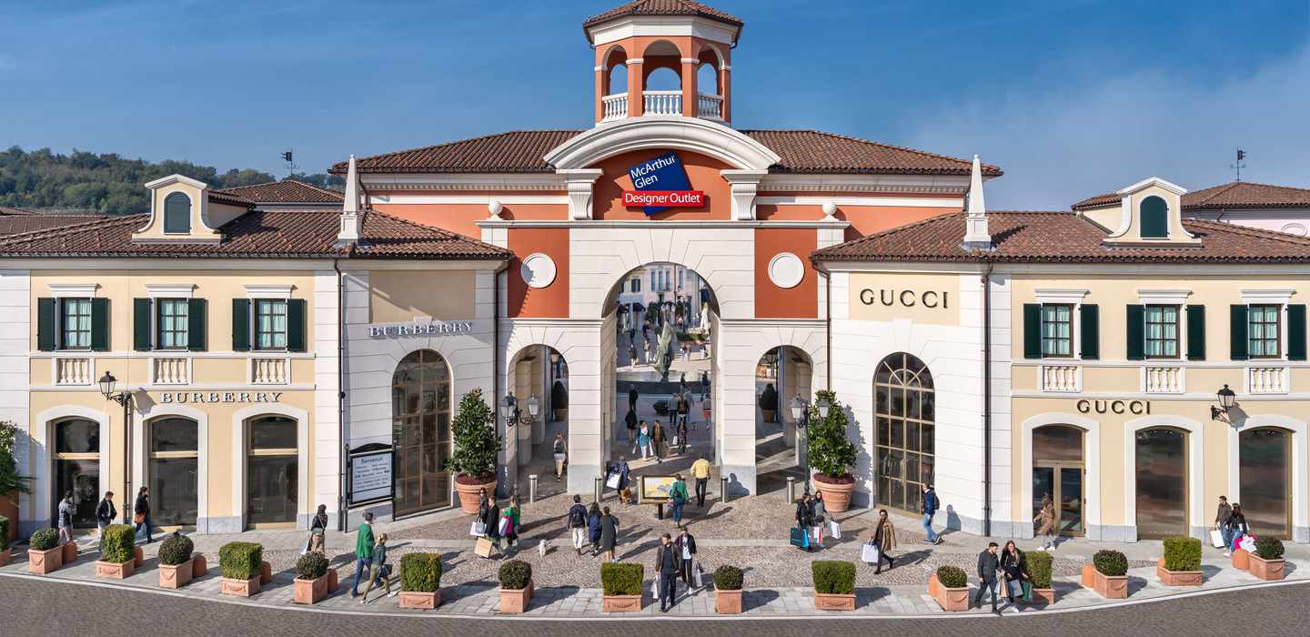 Ab Mailand: Hin- und Rücktransfer per Shuttlebus zum/vom Serravalle Outlet