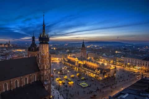 Kraków: Nocna wycieczka piesza po Rynku Głównym z opowieściami i kawą