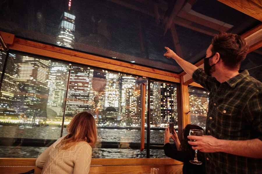 NYC: City Lights Yacht Cruise mit Getränk inbegriffen. Foto: GetYourGuide