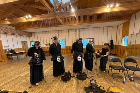 Tokyo: Japanese Kendo Experience with High-Ranked Instructor Let's experience kendo, a traditional Japanese martial art!