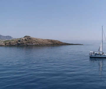 Carboneras: Cabo de Gata Caves and Los Muertos Sailing Tour