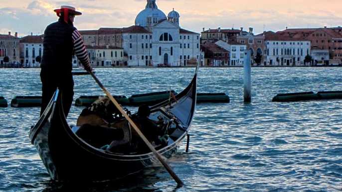 Venecia: paseo nocturno privado en góndola de 30 minutos