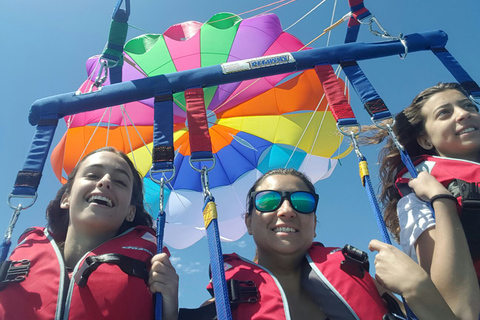 Alicante: Bootsfahrt und Parasailing-Erlebnis mit Getränk