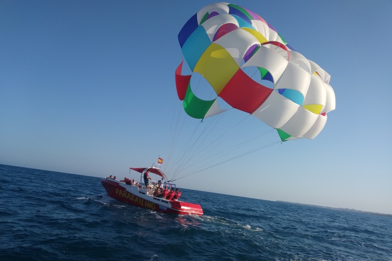 Alicante: Bootsfahrt und Parasailing-Erlebnis mit Getränk
