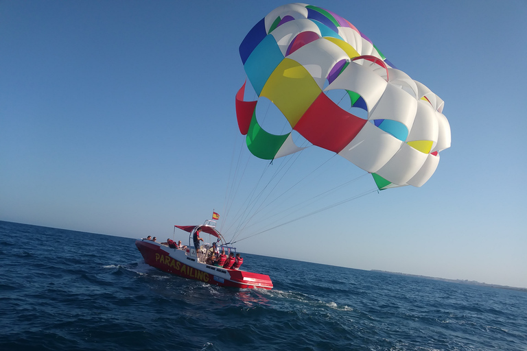 Alicante: paseo en barco y experiencia en parasailing con bebida