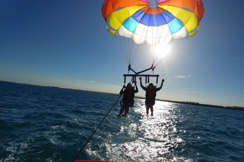 Alicante: Bootsfahrt und Parasailing-Erlebnis mit Getränk