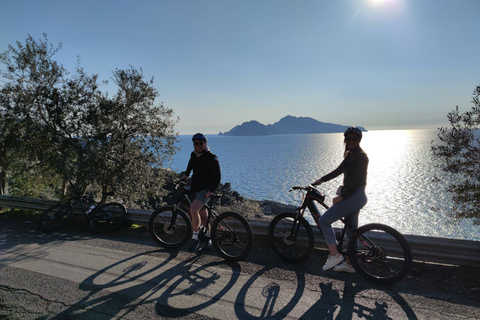 Sorrento: Passeio de E-Bike pelas estradas secundárias com degustação de LimoncelloSorrento: Backroads E-Bike Tour com degustação de Limoncello