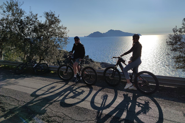 Sorrento: Passeio de E-Bike pelas estradas secundárias com degustação de LimoncelloSorrento: Backroads E-Bike Tour com degustação de Limoncello