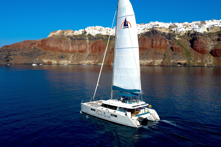 Santorini: Cruzeiro de luxo em catamarã com refeição e bar abertoCruzeiro matinal