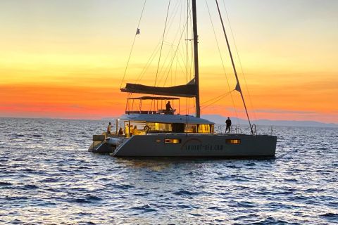 Santorin : croisière en catamaran de luxe avec repas et open bar