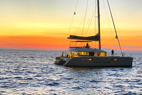 Santorin: Luxuriöse Katamaran-Kreuzfahrt mit Mahlzeit &amp; Open BarBootsfahrt bei Sonnenuntergang