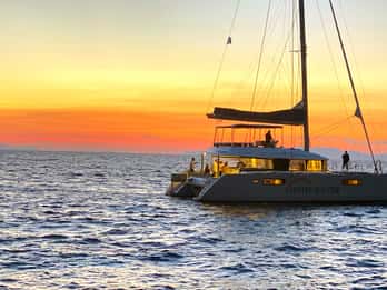 Santorini: Lyxig katamarankryssning med måltid och öppen bar