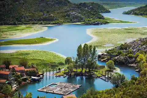 Horizons d'azur : Sérénité du lac Skadar et contes intemporels de Bar