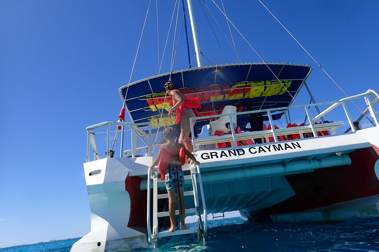 Grand Cayman: Catamaran Cruise with Stingray City & Snorkel