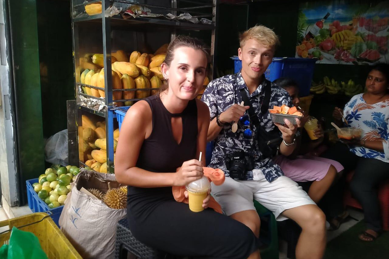 Tour gastronômico de rua em ColomboColombo: Tour gastronômico de rua em Tuk Tuk com bebida de coco rei