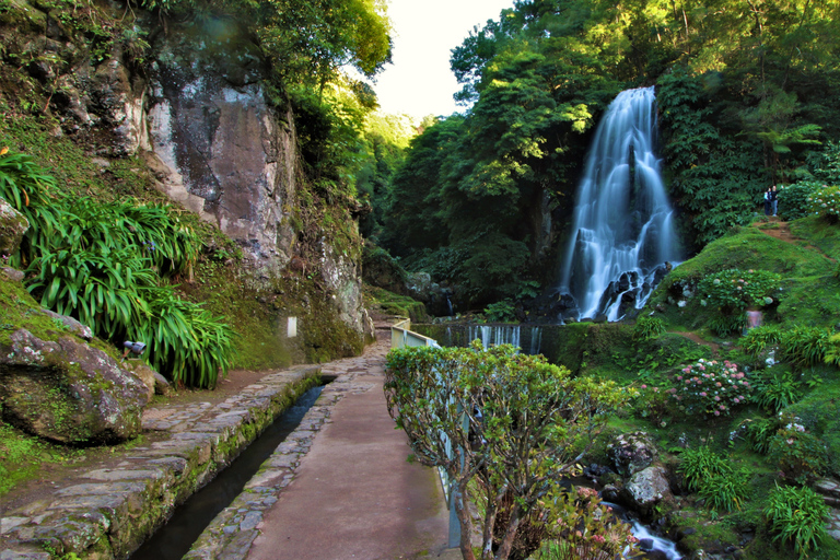 São Miguel Est: tour in furgone di un&#039;intera giornata con pranzoSão Miguel Est: Tour di un giorno con pranzo in furgone